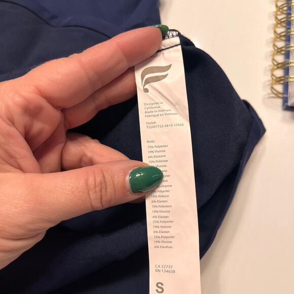 Fabletics Three-Pocket V-Neck Mode Scrub Top Size Small - Picture 6 of 8